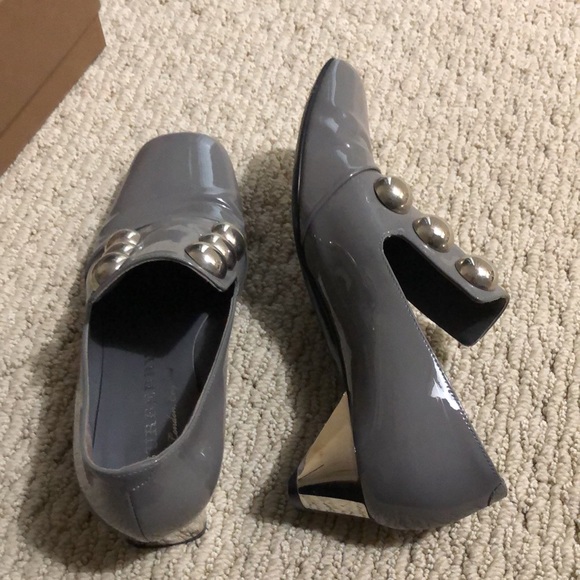 BURBERRYGrey Ambridge Stud Detail Patent Leather Pumps - Picture 6 of 10